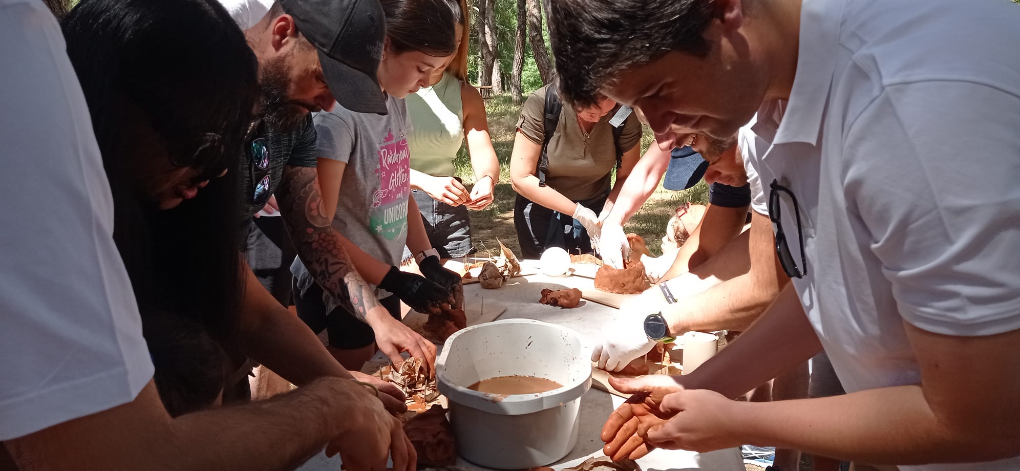 Actividad ambiental de los trabajadores de Amara-Znero en taller de elaboración de nidos de golondrina.