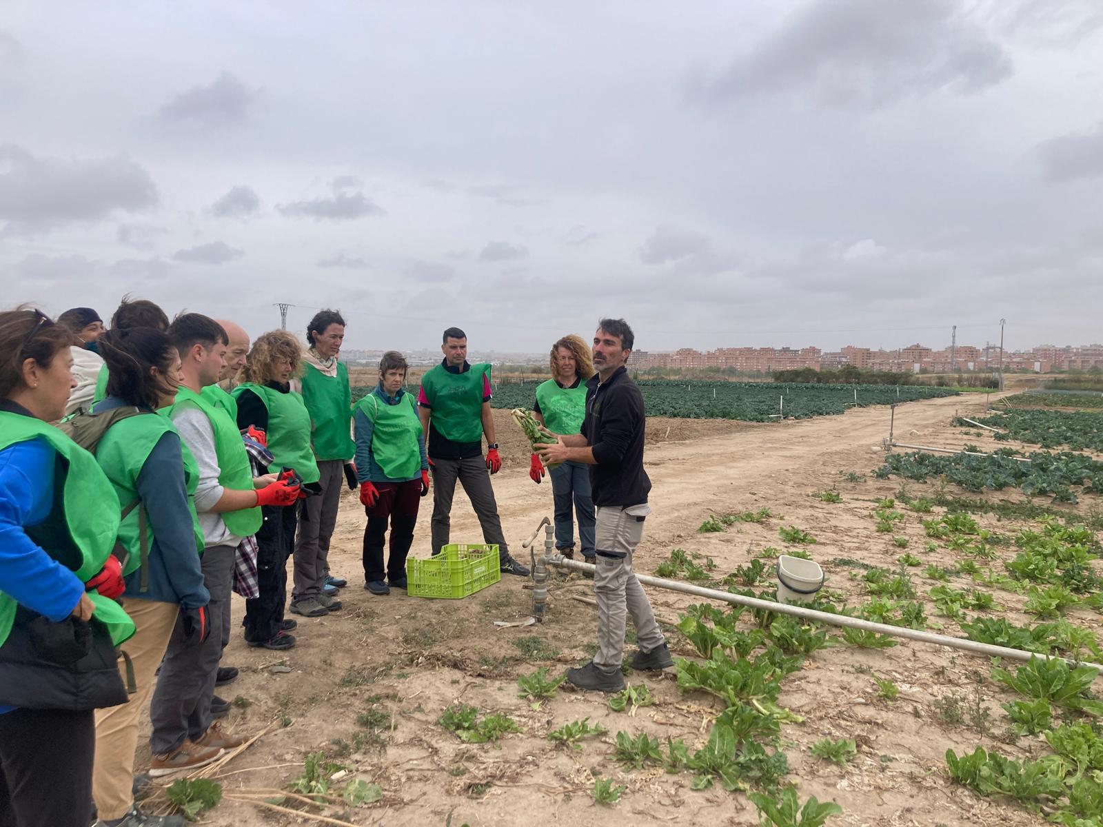 Grupo de voluntarios en la finca experimental tras una jornada de espigada